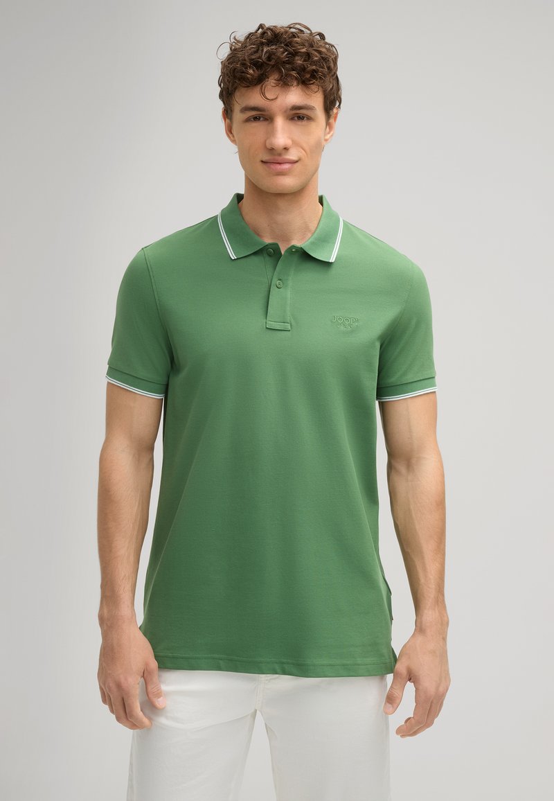 Grünes Poloshirt mit weißen Akzenten am Kragen und an den Ärmeln, gefertigt aus einem glatten Stoff. Verfügt über ein dezentes Logo auf der Brust.