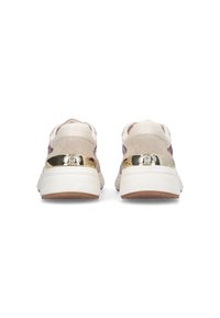 Zapatillas con un upper de ante beige y gris suave, suela gruesa blanca y acento dorado en el talón. Vista trasera, con bordes redondeados.