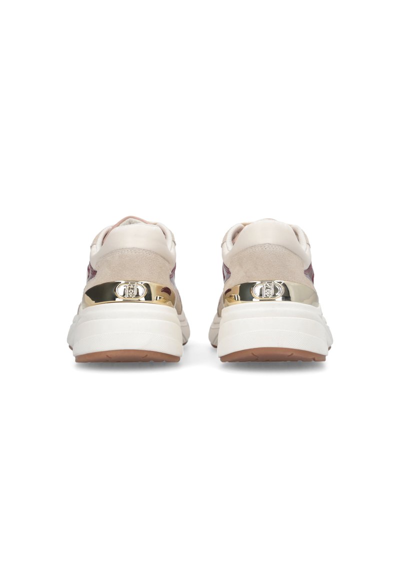 Sneakers z beżową i miękką szaro-suede górą, białą, masywną podeszwą oraz złotym akcentem na pięcie. Widok z tyłu, z zaokrąglonymi krawędziami.
