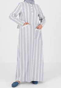 Langes blau-weiß gestreift Kleid mit langen Ärmeln, Knopfleiste und zwei vorderen Taschen. Der Stoff wirkt leicht und hat eine glatte Textur.
