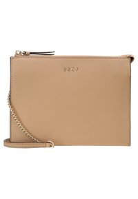 Béžová DKNY kabelka s řetízkem ze zlaceného kovu a zipem, vyrobená z jemně texturovaného materiálu s kovovým logem na přední straně.