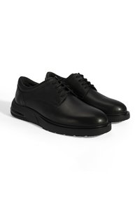 Zwarte leren veterschoenen met een ronde neus, een gladde textuur en een dikke rubberen zool met lichte schokdemping.