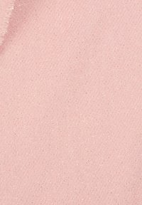 Tessuto rosa tenue con sottili fili metallici dorati intrecciati, creando un effetto scintillante sottile.
