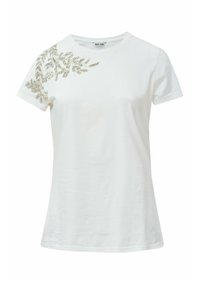 Camiseta de algodón blanca con mangas cortas, que presenta un diseño decorativo de hojas de cuentas plateadas en el hombro izquierdo. Cuello redondo clásico.