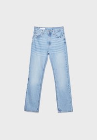 Jean en denim bleu clair à coupe droite, avec poches avant, passants pour ceinture et fermeture à bouton sur fond uni.