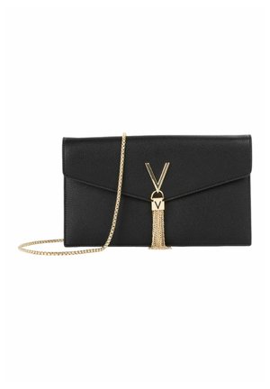 Pochette en cuir noir avec fermoir doré en forme de V et pompon, équipée d'une fine chaîne dorée.