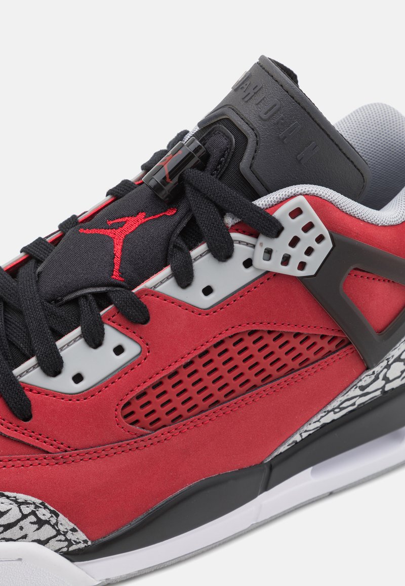 Rode suède sneakers met zwarte accenten, meshpanelen en grijze details. Inclusief een opvallend logo en geprofileerde zool. Duurzame constructie.
