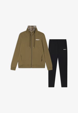 Giacca con zip di colore verde oliva con colletto interno a strisce di tigre, abbinata a pantaloni neri. Entrambi presentano il logo 'FREDDY' in bianco. Materiale misto cotone.