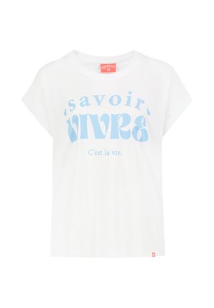 Weißes T-Shirt mit kurzen Ärmeln, hellblauem Text „savoir vivre“ und kleinerem Text „C’est la vie.“ in der Mitte vorne.