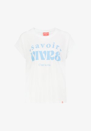 Weißes T-Shirt mit kurzen Ärmeln, hellblauem Text „savoir vivre“ und kleinerem Text „C’est la vie.“ in der Mitte vorne.