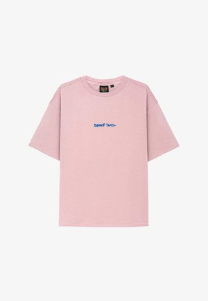 Różowa bawełniana koszulka z oversize'owym fasonem, krótkimi rękawami, okrągłym dekoltem oraz niebieskim graficznym tekstem z przodu. Gładka tekstura, casualowy design.