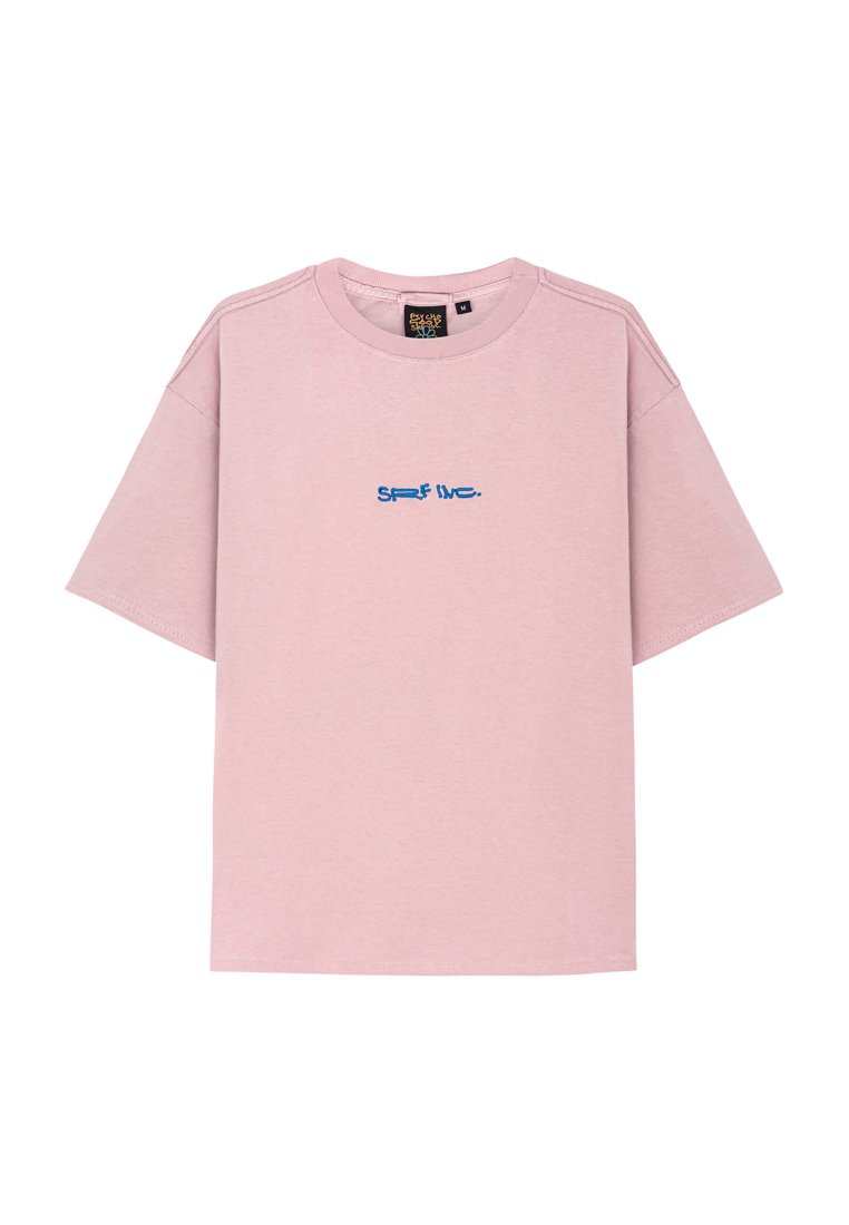 Różowa bawełniana koszulka z oversize'owym fasonem, krótkimi rękawami, okrągłym dekoltem oraz niebieskim graficznym tekstem z przodu. Gładka tekstura, casualowy design.