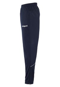 Marine sportbroek gemaakt van lichte stof, met een slank ontwerp, zijzakken en een wit logo op het bovenbeen. Rits aan de zoom.