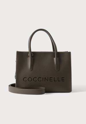Sac à main en cuir marron foncé avec deux poignées et une bandoulière détachable, avec le logo "COCCINELLE" embossé sur le devant.