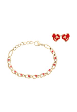 Brățară din lanț de aur cu puncte de email roșu și cercei asortați în formă de inimă, cu motive florale aurii și roșii, pe fundal alb.