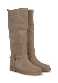 Botas altas de ante en marrón claro con suela plana, detalles decorativos de correa y hebilla en el costado, textura suave y puntera redonda.