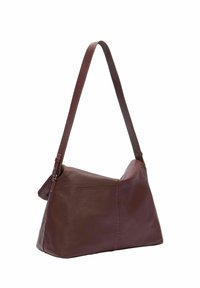 Sac bandoulière en cuir brun foncé avec une large bandoulière et une forme rectangulaire douce et structurée, présenté sur un fond blanc.