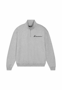 Sweat-shirt gris avec un col à demi-fermeture éclair, des poignets et un ourlet côtelés. Présente un logo noir en écriture cursive "Amour" sur le devant. Texture de tissu douce.