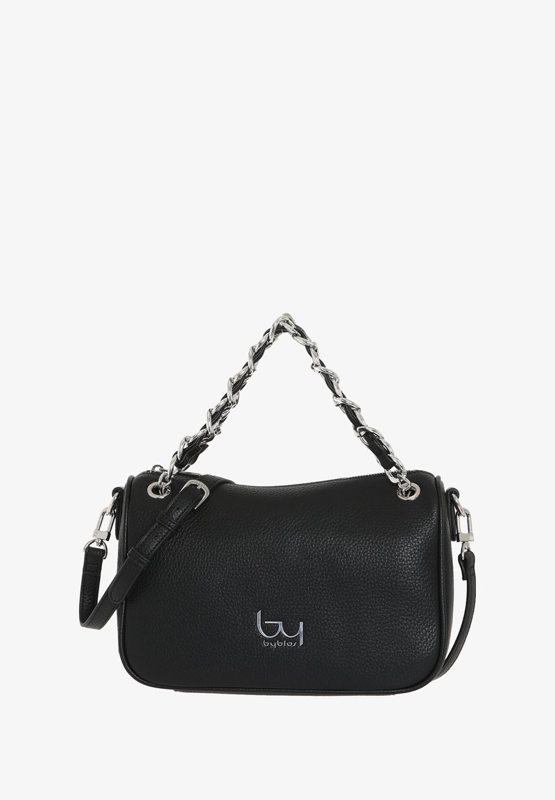 Borsa a spalla in pelle nera con finitura testurizzata, caratterizzata da una tracolla in metallo argento e dettagli logo sul davanti. Include una tracolla regolabile.