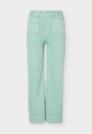 Mätovo zelené nohavice s rovnými nohavicami, predné nášité vrecká, slučky na opasok, zapínanie na gombík a jemné vertikálne švy.