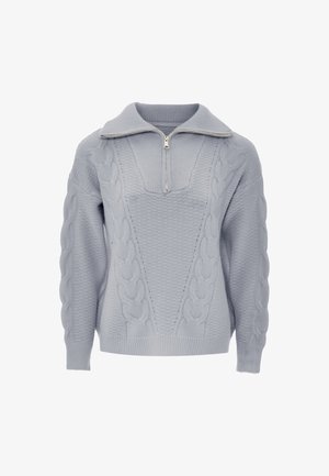 Világosszürke kötött pulóver félcipzárral a gallérnál, texturált kábelmintákkal a ujjain és bordás alsó szegéllyel és gallérral.