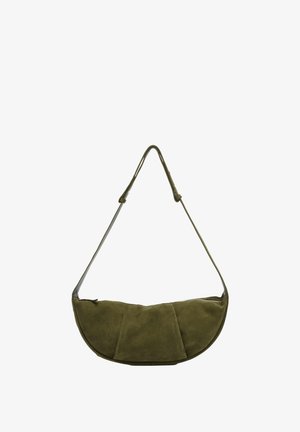 Olivengrüne Wildleder-Schultertasche mit einer geschwungenen Form, einem einzelnen Tragegurt und einem Reißverschluss, die ein dreiteiliges Design auf der Vorderseite aufweist.