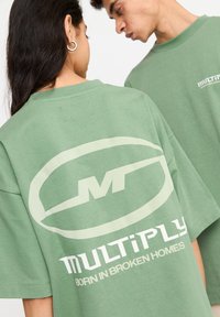 Multiply Apparel BROKEN IDENTITY - Printtipaita - hedge green