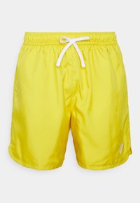 Gule herre badebukser med elastisk talje, hvid snor og lille hvid Nike-logo på venstre ben.
