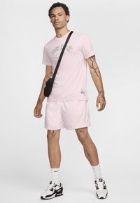Nike Sportswear CLUB FLOW - Shorts - pink foam white