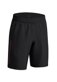 Mustat urheilushortsit, jotka on valmistettu kevyestä kankaasta. Niissä on joustava vyötärönauha ja pystysuora punainen "UNDER ARMOUR" -logo sivulla.