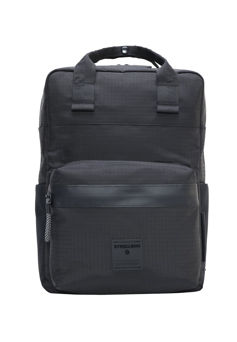 Mochila negra hecha de tejido duradero, con superficie texturizada, dos correas para los hombros, asa en la parte superior, bolsillo frontal con cremallera y detalle de logo.