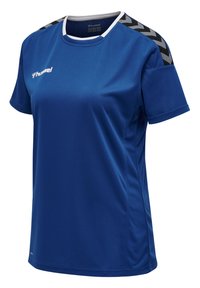 Blå atletisk tröja med korta ärmar, rund hals och kontrasterande svarta chevrontäckningar på axlarna. Tillverkad av lätt och ventilerande tyg.