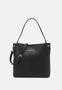 Sac fourre-tout en cuir noir avec une finition texturée, accents dorés, une sangle principale pour l'épaule et une sangle réglable pour le corps croisé. Logo de la marque affiché.