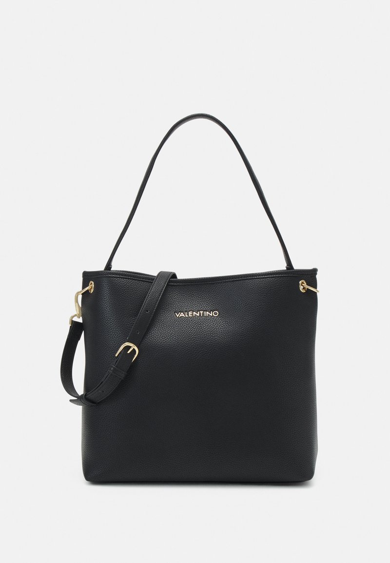 Sac fourre-tout en cuir noir avec une finition texturée, accents dorés, une sangle principale pour l'épaule et une sangle réglable pour le corps croisé. Logo de la marque affiché.