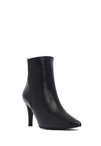 Zwarte leren enkellaars met een puntige neus en een slanke hoge hak, getoond tegen een witte achtergrond.
