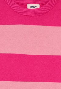 Sweater de malha com largas riscas horizontais em rosa brilhante e rosa claro, apresentando um decote redondo com nervuras e etiqueta da peça com o texto "ONLY".