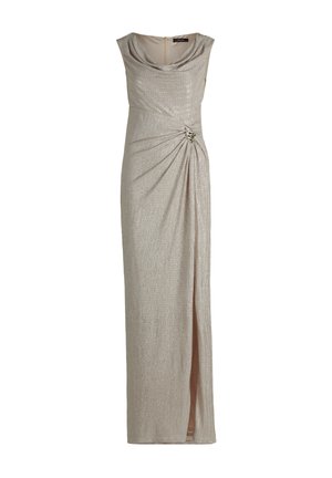Lang, ærmeløs aftenkjole i en lys beige, tekstureret stof med en draperet cowl-halsudskæring og et sideslids, fremhævet med en sølvbroche.
