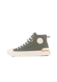 Baskets montantes en toile vert olive avec une semelle en caoutchouc texturé, des lacets blancs et un patch logo sur le côté ; présente un accent contrastant beige.