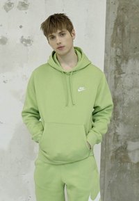 Nike Sportswear SPORTSWEAR CLUB FLEECE - Sweatshirt com capuz - vivid green/white