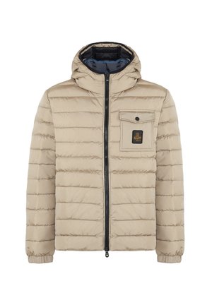 Beige gepolsterte Jacke mit Kapuze, horizontal gestepptem Design, Reißverschluss, Brusttasche und Logo-Patch. Glatte Textur, leichtes Material.