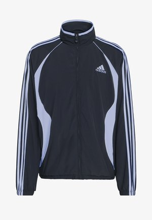 Zwarte sportjack met lichtblauwe accenten, ritssluiting, hoge kraag en drie witte strepen op elke mouw; gemaakt van lichtgewicht materiaal.