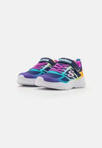 Skechers tenisice imaju mrežasti gornji deo u plavoj i ljubičastoj boji, s ružičastim vezicama, belim đonom i živopisnim akcentima u limeta i narančastoj boji.
