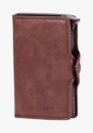 Braune Lederbörse mit strukturierter Oberfläche, ausgestattet mit einem Druckverschluss und einem auf der Seite sichtbaren Kartenfach. Mit eingraviertem Logo auf der Vorderseite.