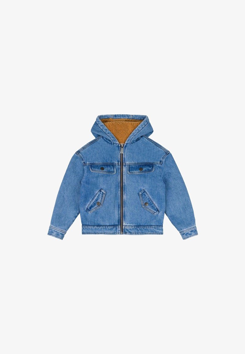 Blå denimjacka med framdragkedja, brunt fleecefodrat huva och fyra knäppta fickor - två bröstfickor och två snedställda sidofickor.