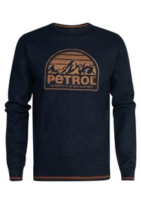 Marineblauer Strickpullover mit hellbraunem Berggrafik und "Petrol"-Schriftzug. Ribbenbündchen und Saum mit kontrastierendem Streifendetail.