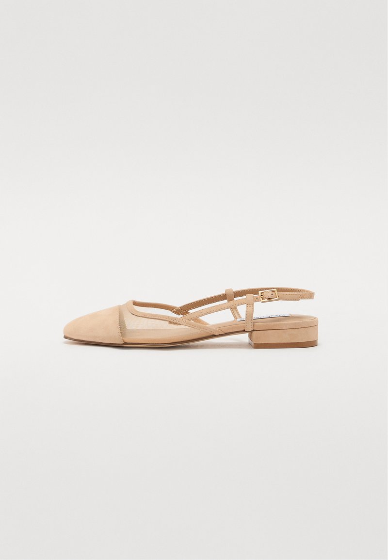 Béžové semišové slingback baleríny s špičatou špičkou, síťovanými vložkami a malým blokovým podpätkom. Popruhy sa prekrížene zapínajú okolo členka pre podporu.