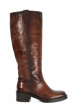 Botte en cuir marron jusqu'aux genoux avec une finition lisse, un bout rond, un petit talon empilé, une languette en haut et des détails de couture minimalistes.