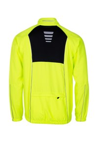 Fluorescerende gul sportjakke med en sort bagpanel, reflekterende detaljer, lange ærmer og en baglomme til opbevaring.