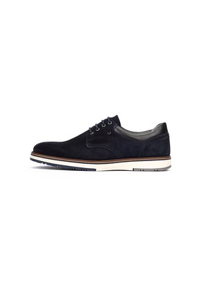 Chaussures à lacets en cuir suédé bleu marine avec un accent en cuir lisse, un bout arrondi et une semelle en caoutchouc blanc dotée d'un relief texturé.