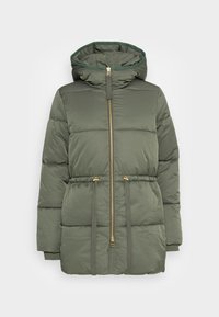 Olivgrön vadderad vinterjacka med huva, dragkedja framtill, dragsko i midjan och elastiska manschetter.
